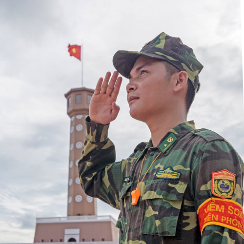 Cuộc thi ảnh Thiêng liêng cờ Tổ quốc: Dưới ngọn Quốc kỳ - Ảnh 1.