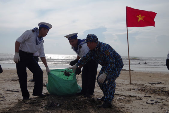 Cuộc thi ảnh Thiêng liêng cờ Tổ quốc: Dưới ngọn Quốc kỳ - Ảnh 4.