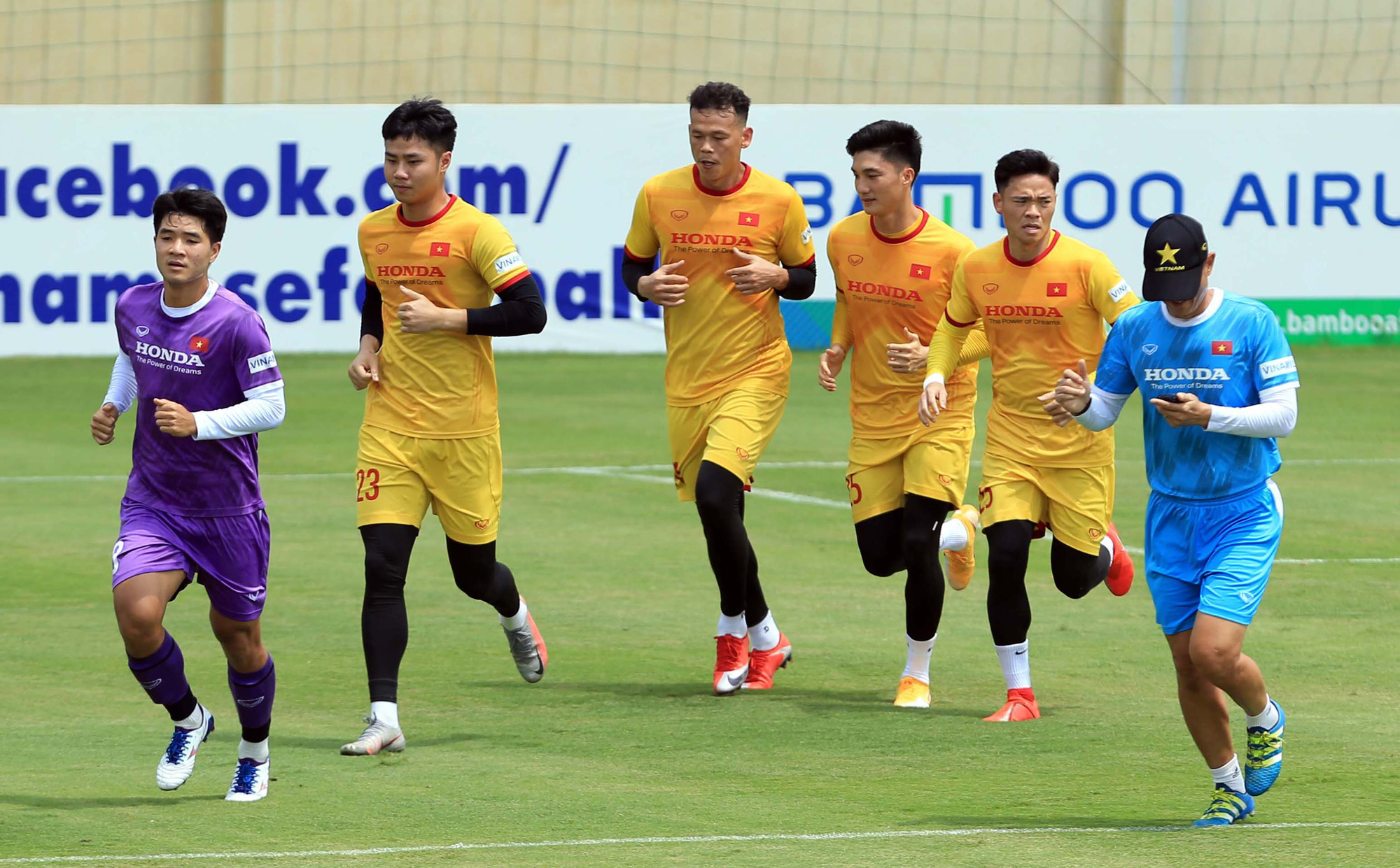 Tiền vệ Đức Huy: Phải c&oacute; kết quả tốt trong 2 trận đấu tới, nhất l&agrave; trận với đội Trung Quốc - Ảnh 5.