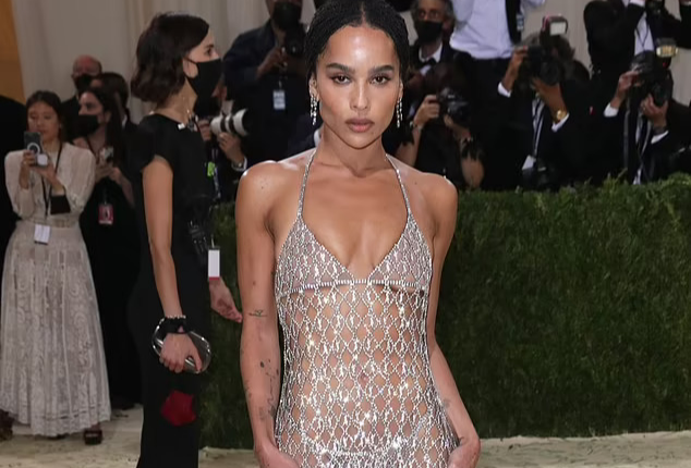 Bị chỉ trích “mặc như không”, minh tinh Zoe Kravitz phản ứng gay gắt