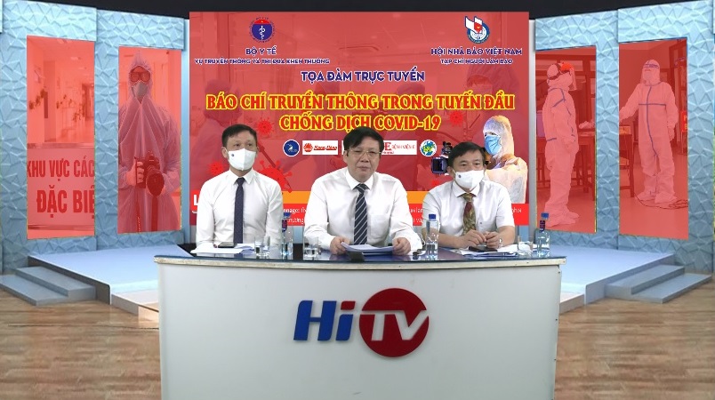 Báo chí dấn thân nơi tuyến đầu chống dịch - Ảnh 1.