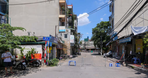 CLIP: Phong toả 1 khu d&acirc;n cư c&oacute; ca nhiễm SARS-CoV-2 l&agrave; người b&aacute;n rau củ quả online - Ảnh 2.