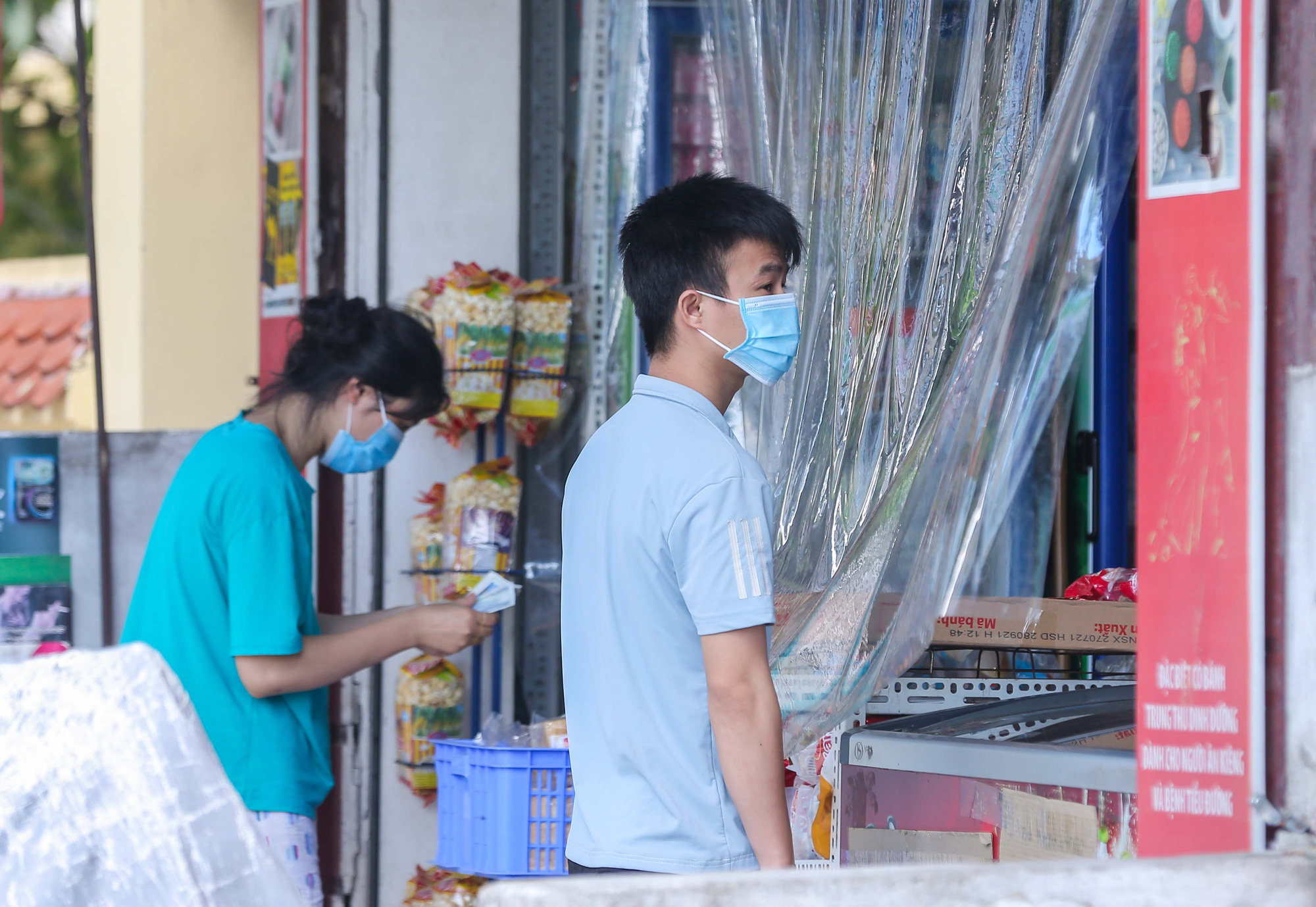 CLIP: Phong toả 1 khu d&acirc;n cư c&oacute; ca nhiễm SARS-CoV-2 l&agrave; người b&aacute;n rau củ quả online - Ảnh 7.
