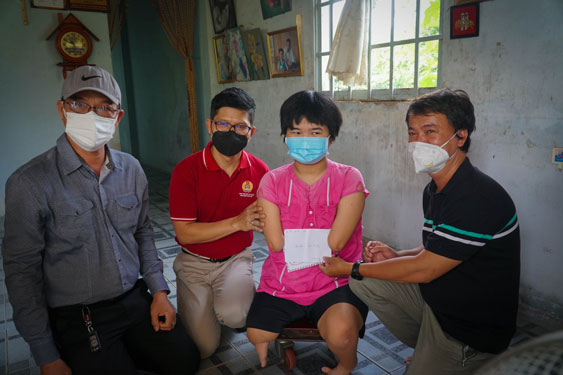 Con công nhân khó khăn vui trung thu