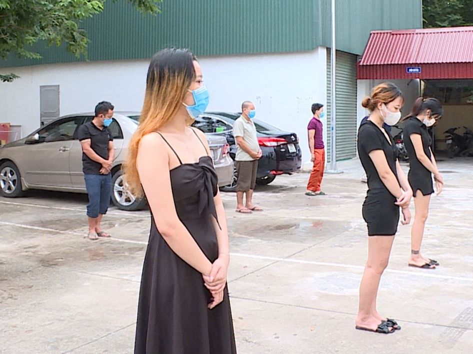 Nhóm cô gái váy ngắn và 2 dây đi hát karaoke cùng các nam thanh niên trong dịch Covid-19