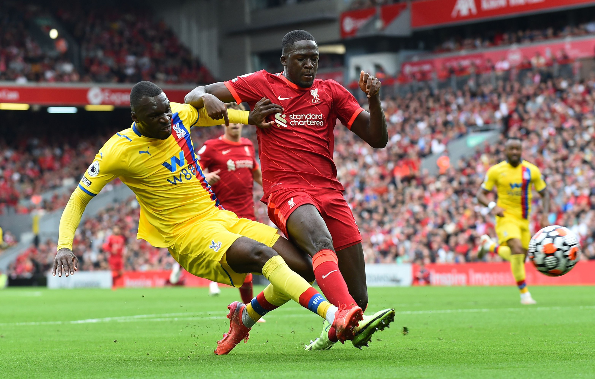 Cuồng phong đỏ Liverpool cuốn phăng Crystal Palace, chiếm ng&ocirc;i đầu Ngoại hạng - Ảnh 2.