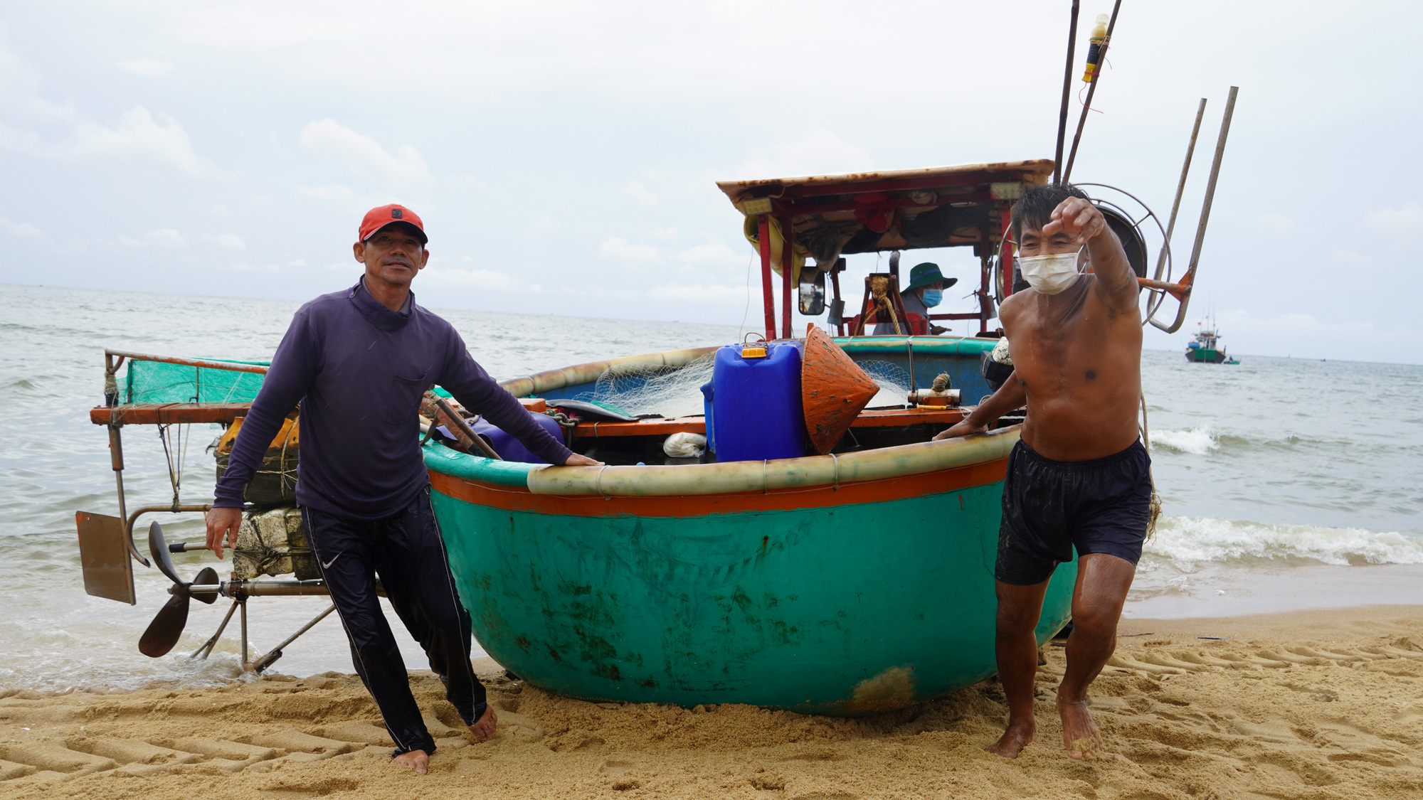 Ngư d&acirc;n B&agrave; Rịa- Vũng T&agrave;u vỡ &ograve;a khi c&aacute;, t&ocirc;m đầy thuyền trong ng&agrave;y đầu mở biển - Ảnh 6.
