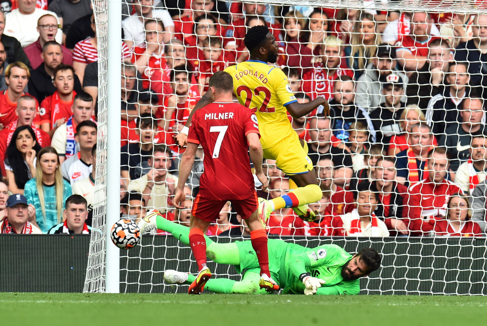 Cuồng phong đỏ Liverpool cuốn phăng Crystal Palace, chiếm ng&ocirc;i đầu Ngoại hạng - Ảnh 4.