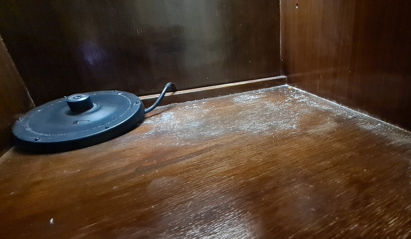 Du khách sốc với "khách sạn cách ly thảm họa" ở Hồng Kông