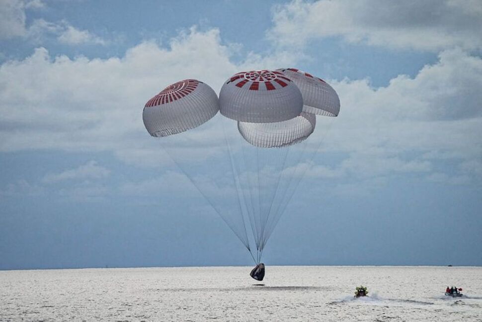 SpaceX đưa nhóm du khách không gian đầu tiên trở về an toàn