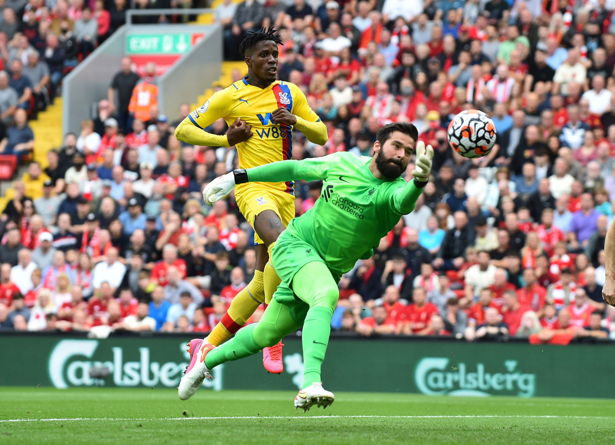 Cuồng phong đỏ Liverpool cuốn phăng Crystal Palace, chiếm ng&ocirc;i đầu Ngoại hạng - Ảnh 1.