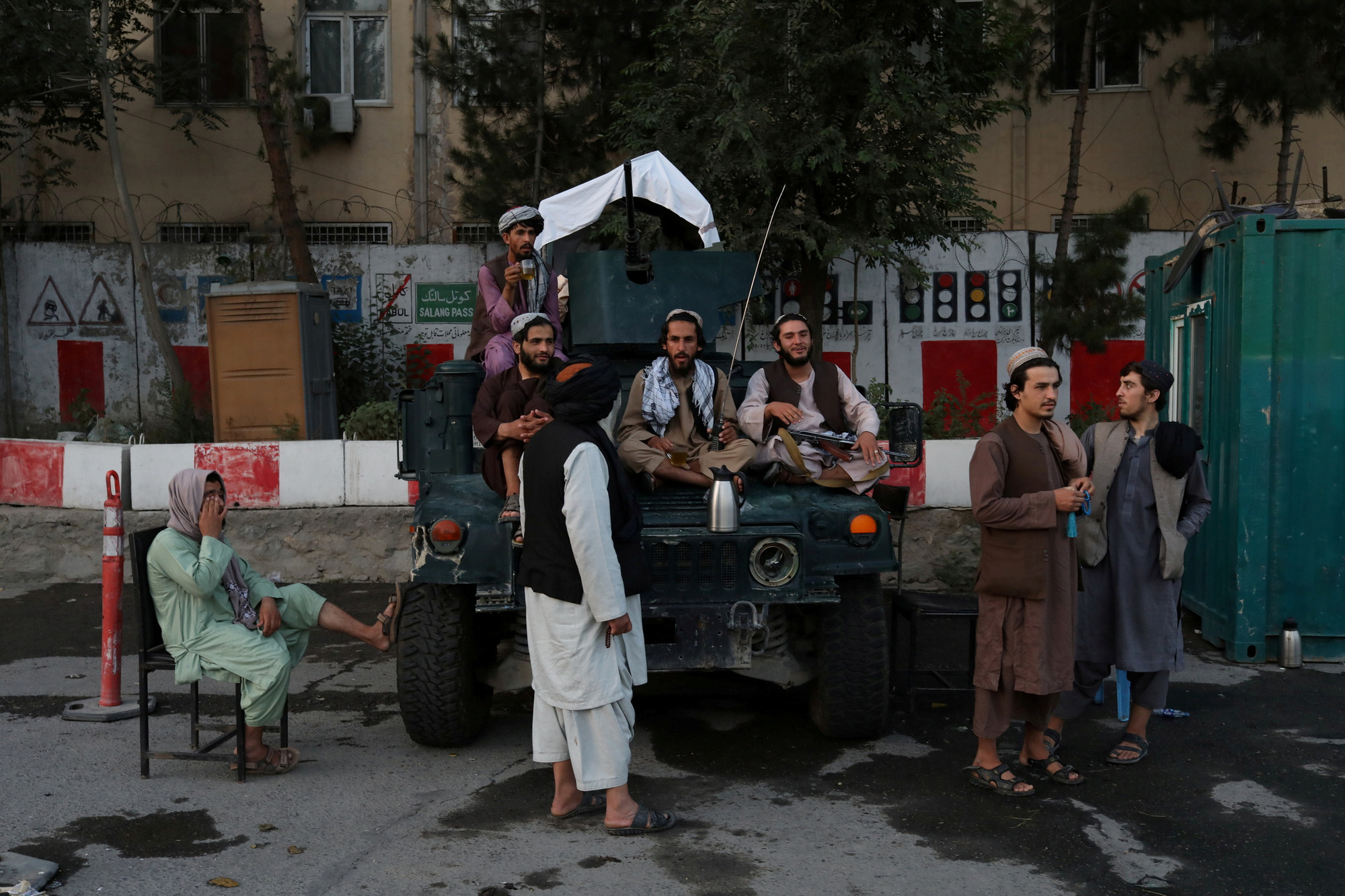 Taliban tung lực lượng siết chặt v&ograve;ng v&acirc;y quanh phe chống đối - Ảnh 2.