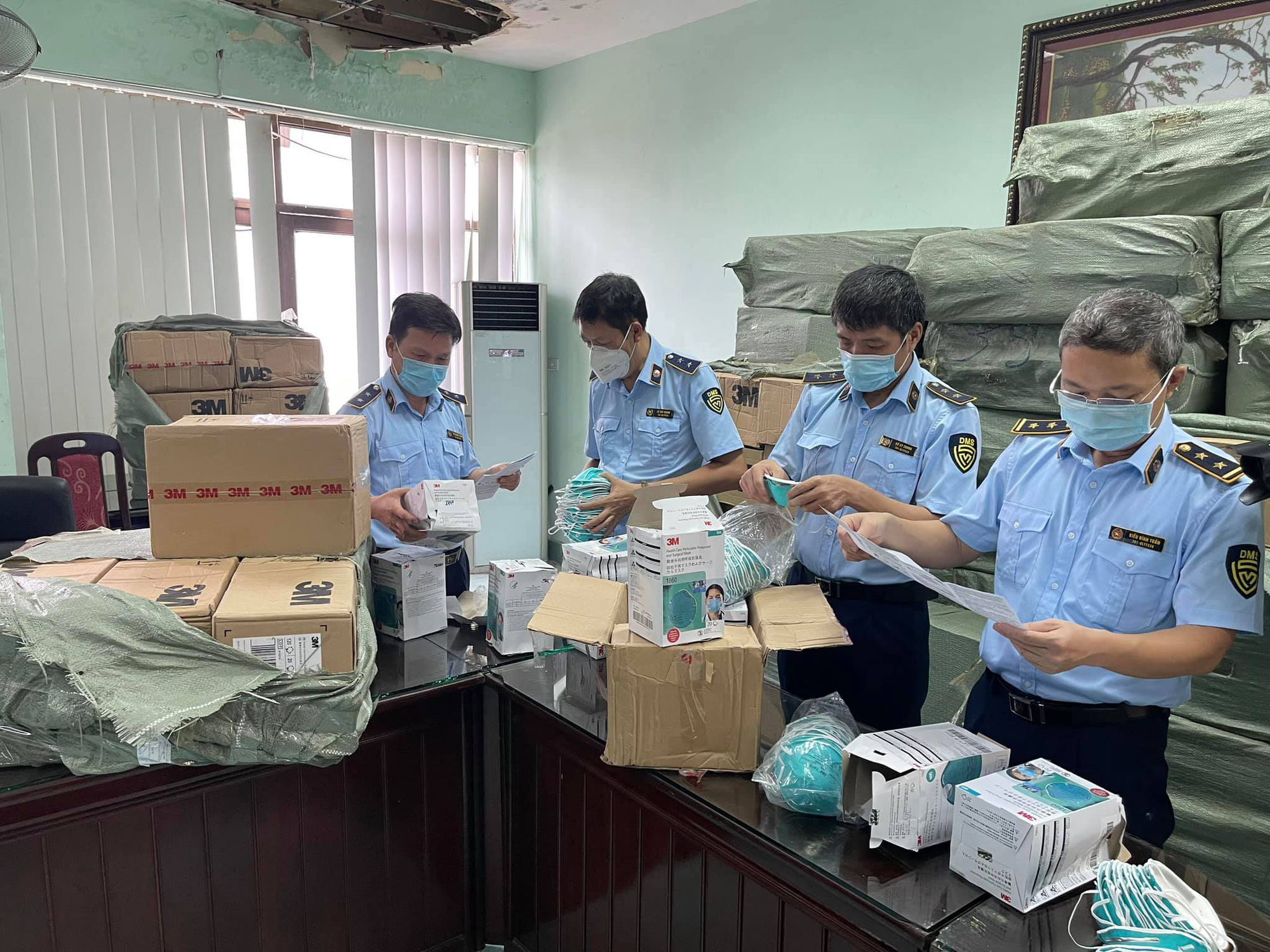 Kho h&agrave;ng khổng lồ hơn 400.000 sản phẩm vật tư y tế nghi l&agrave;m giả ở H&agrave; Nội - Ảnh 2.