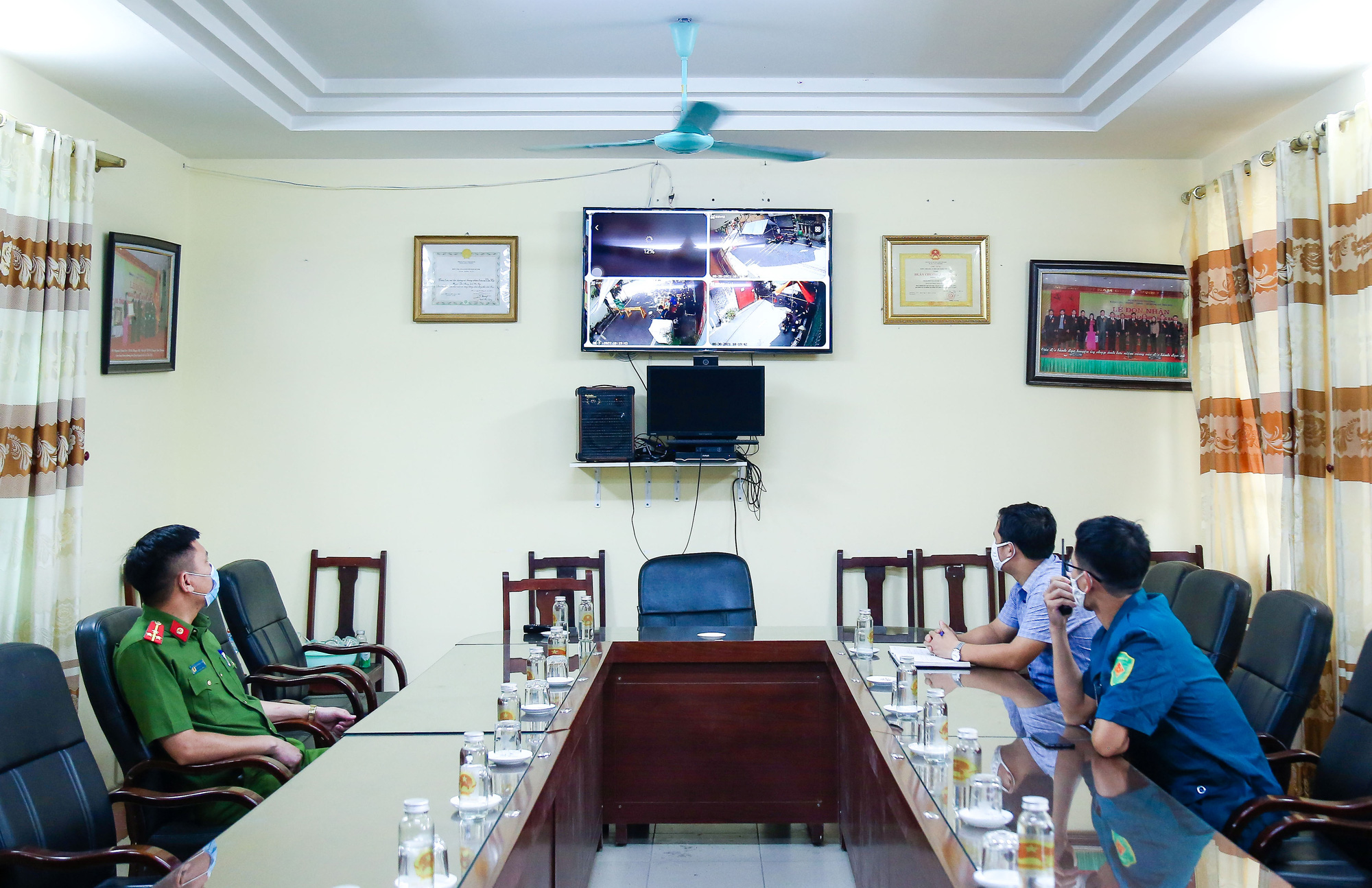 CLIP: Lắp camera kiểm so&aacute;t người d&acirc;n, phạt gần 100 trường hợp vi phạm ph&ograve;ng chống dịch Covid-19 - Ảnh 4.