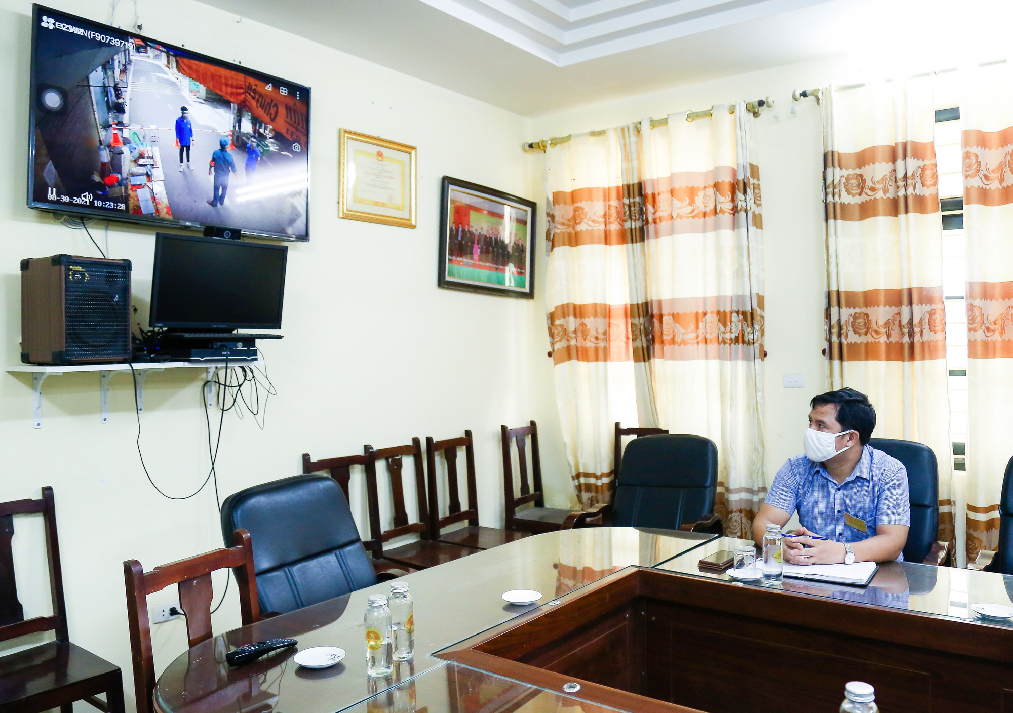 CLIP: Lắp camera kiểm soát người dân, phạt gần 100 trường hợp vi phạm phòng chống dịch Covid-19