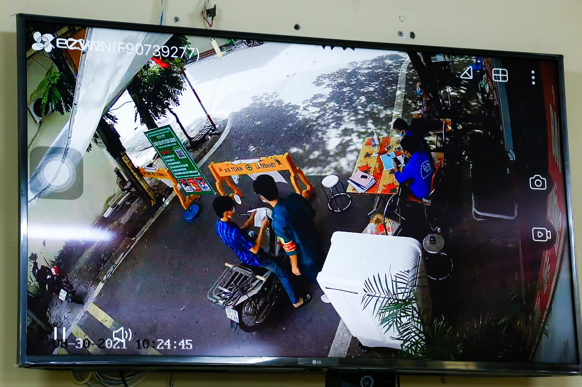 CLIP: Lắp camera kiểm so&aacute;t người d&acirc;n, phạt gần 100 trường hợp vi phạm ph&ograve;ng chống dịch Covid-19 - Ảnh 7.