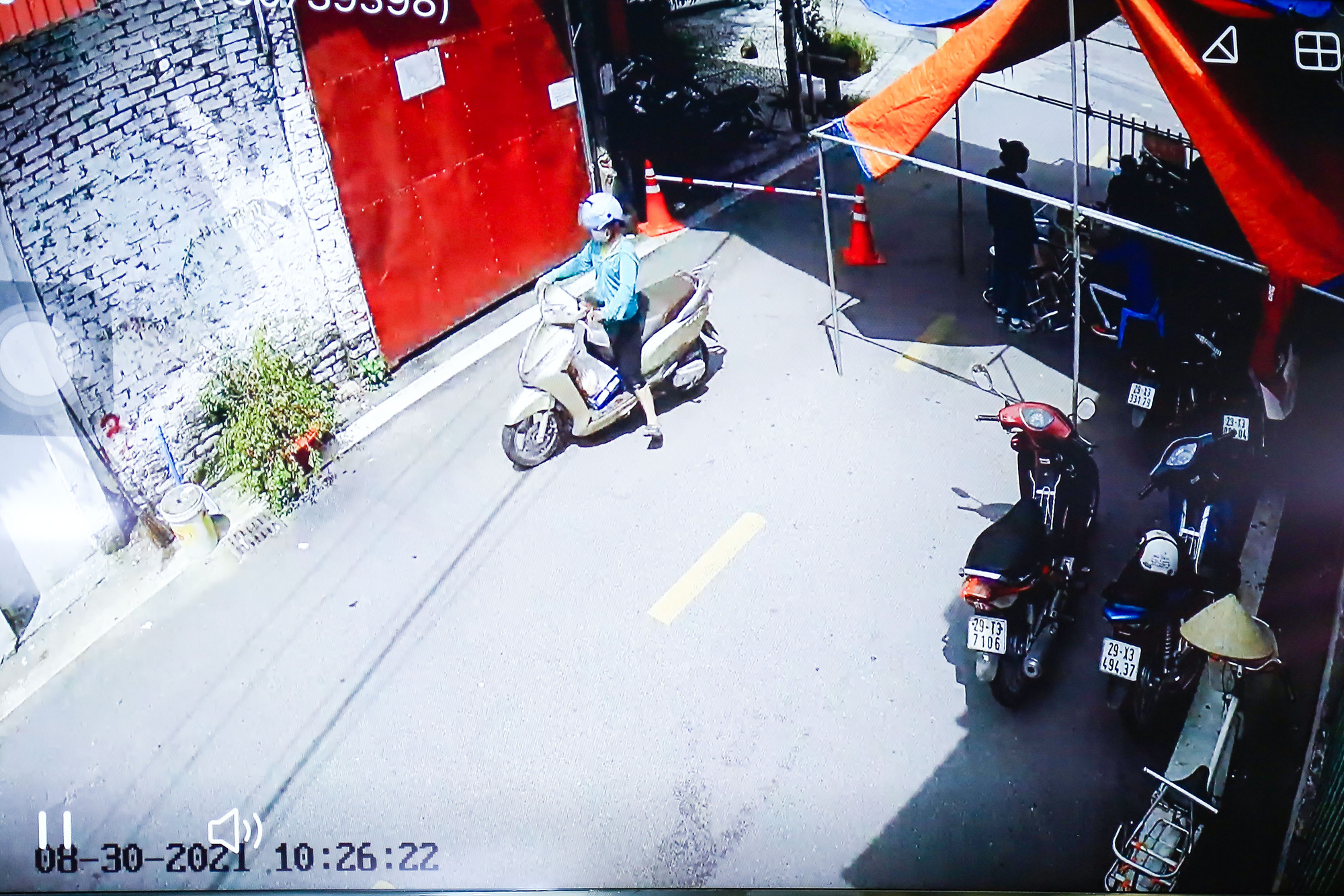 CLIP: Lắp camera kiểm so&aacute;t người d&acirc;n, phạt gần 100 trường hợp vi phạm ph&ograve;ng chống dịch Covid-19 - Ảnh 9.