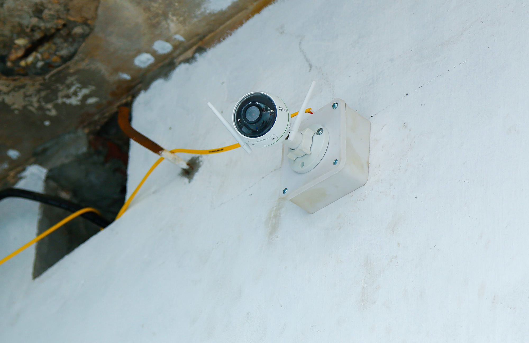 CLIP: Lắp camera kiểm so&aacute;t người d&acirc;n, phạt gần 100 trường hợp vi phạm ph&ograve;ng chống dịch Covid-19 - Ảnh 3.