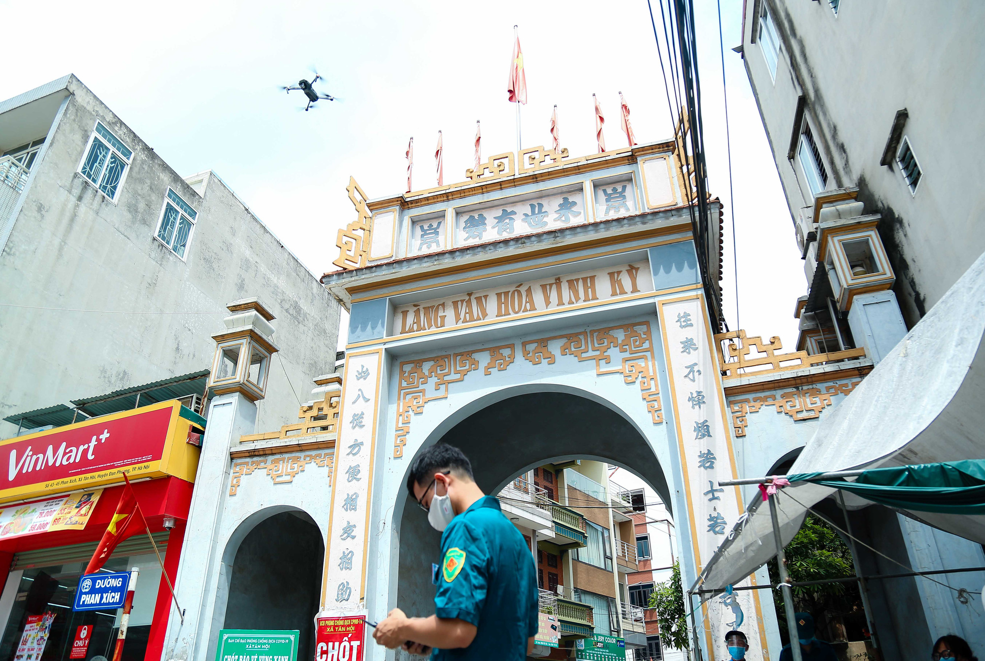 CLIP: Lắp camera kiểm so&aacute;t người d&acirc;n, phạt gần 100 trường hợp vi phạm ph&ograve;ng chống dịch Covid-19 - Ảnh 10.