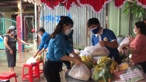 Cùng người lao động vượt khó