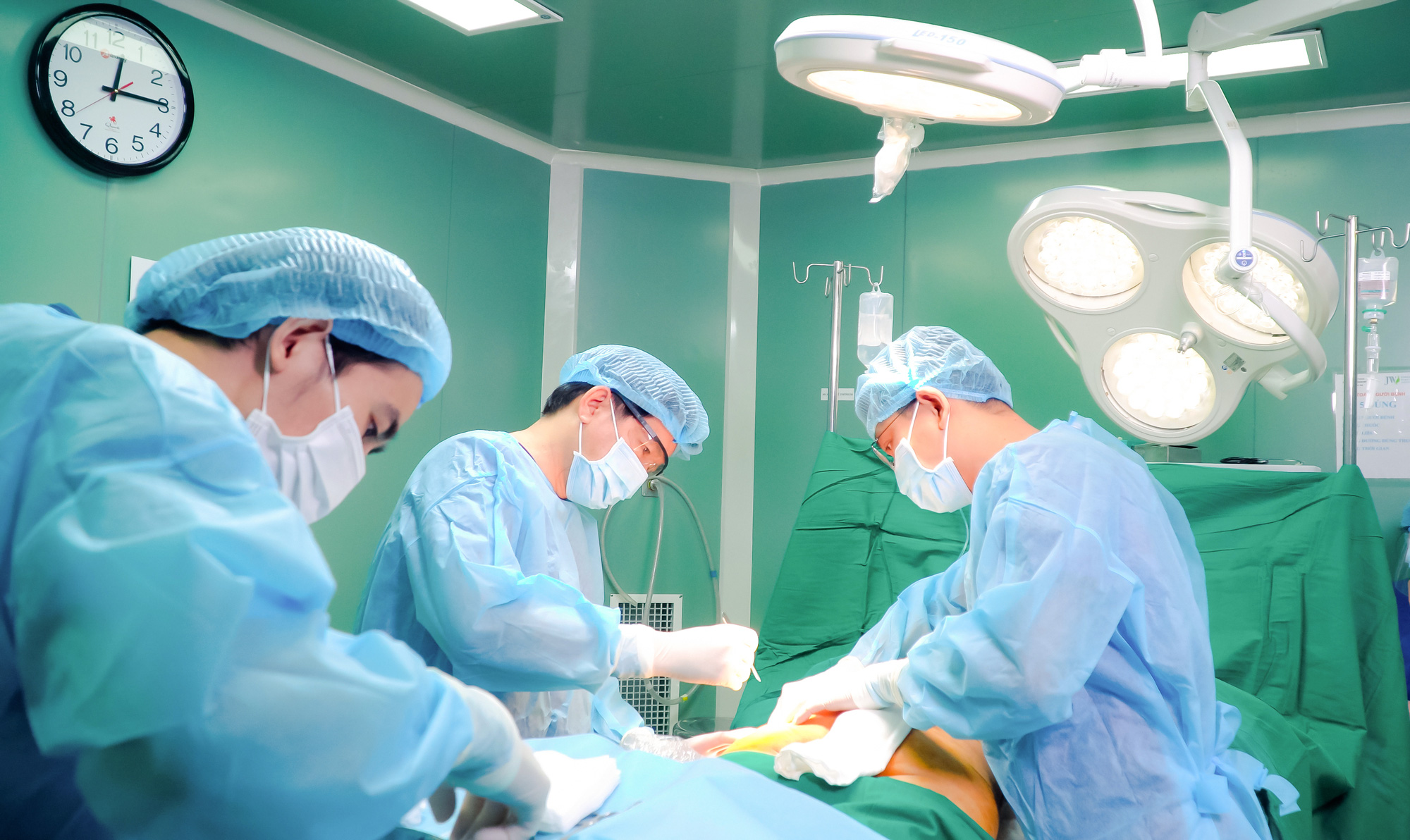 Một phụ nữ cầu cứu khắp nơi vì "vòng 3" bị ăn mòn