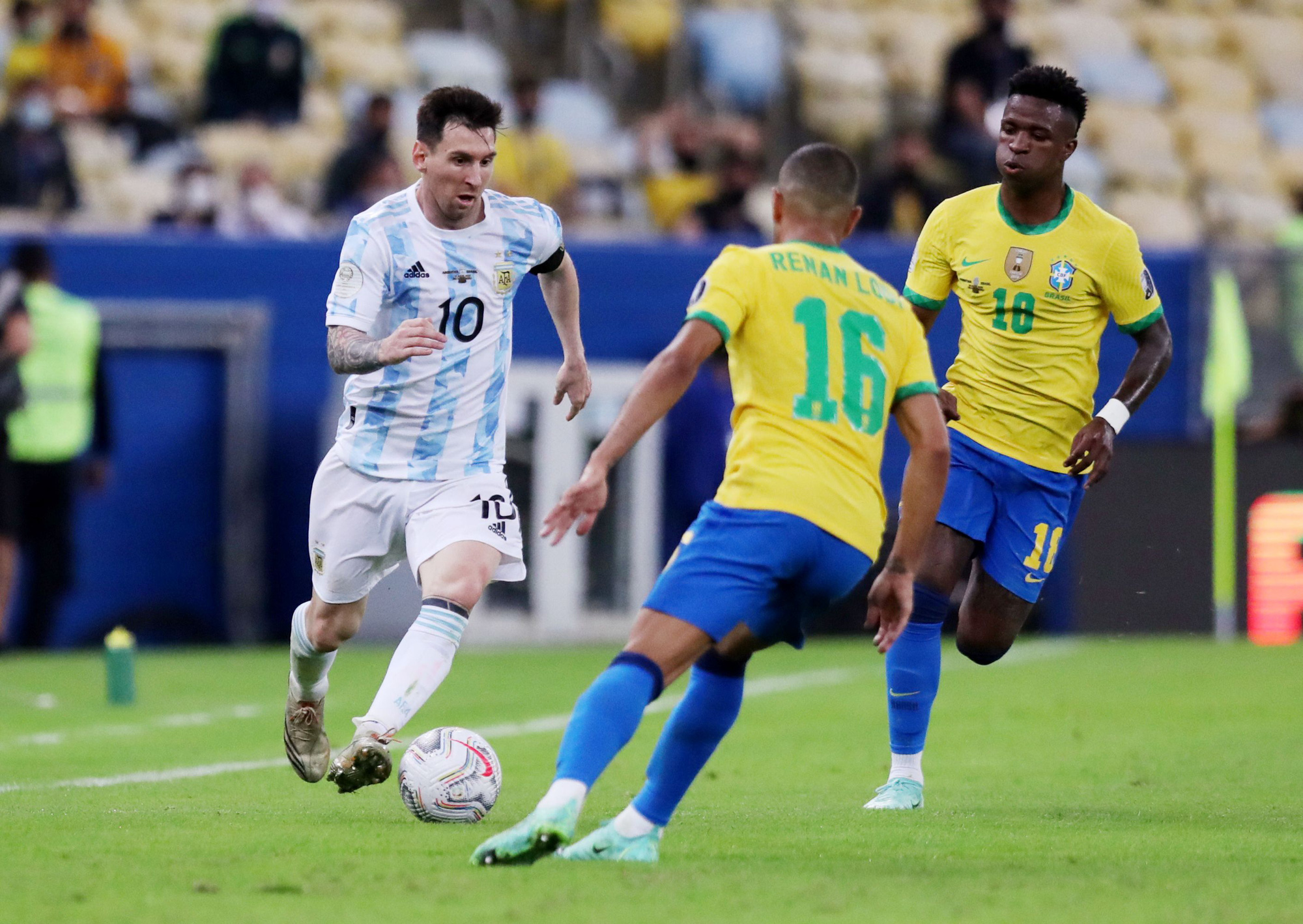 Mất qu&acirc;n đ&aacute; World Cup, Brazil nổi cơn thịnh nộ với giải Ngoại hạng Anh - Ảnh 6.