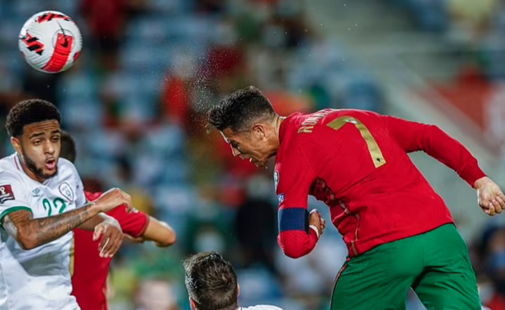 6 ph&uacute;t b&ugrave;ng nổ, Ronaldo từ tội đồ th&agrave;nh kỷ lục gia thế giới - Ảnh 5.