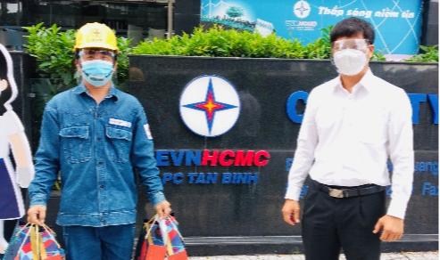 Lãnh đạo EVNHCMC thăm hỏi công nhân trực vận hành hệ thống điện