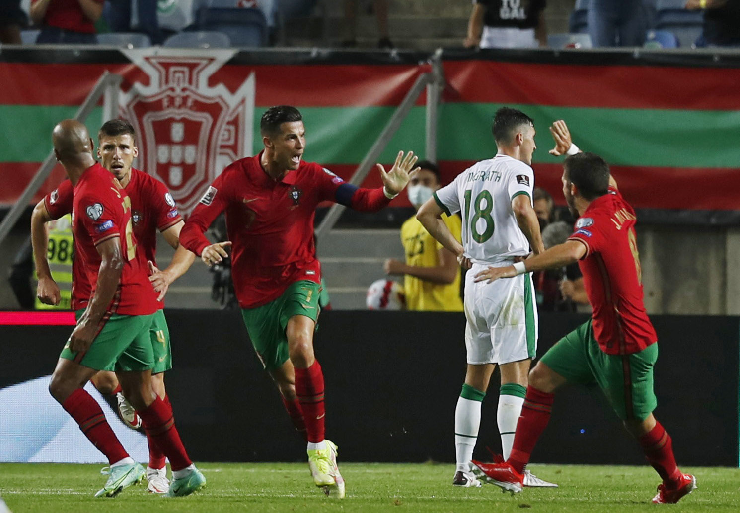 6 phút bùng nổ, Ronaldo từ "tội đồ" thành kỷ lục gia thế giới