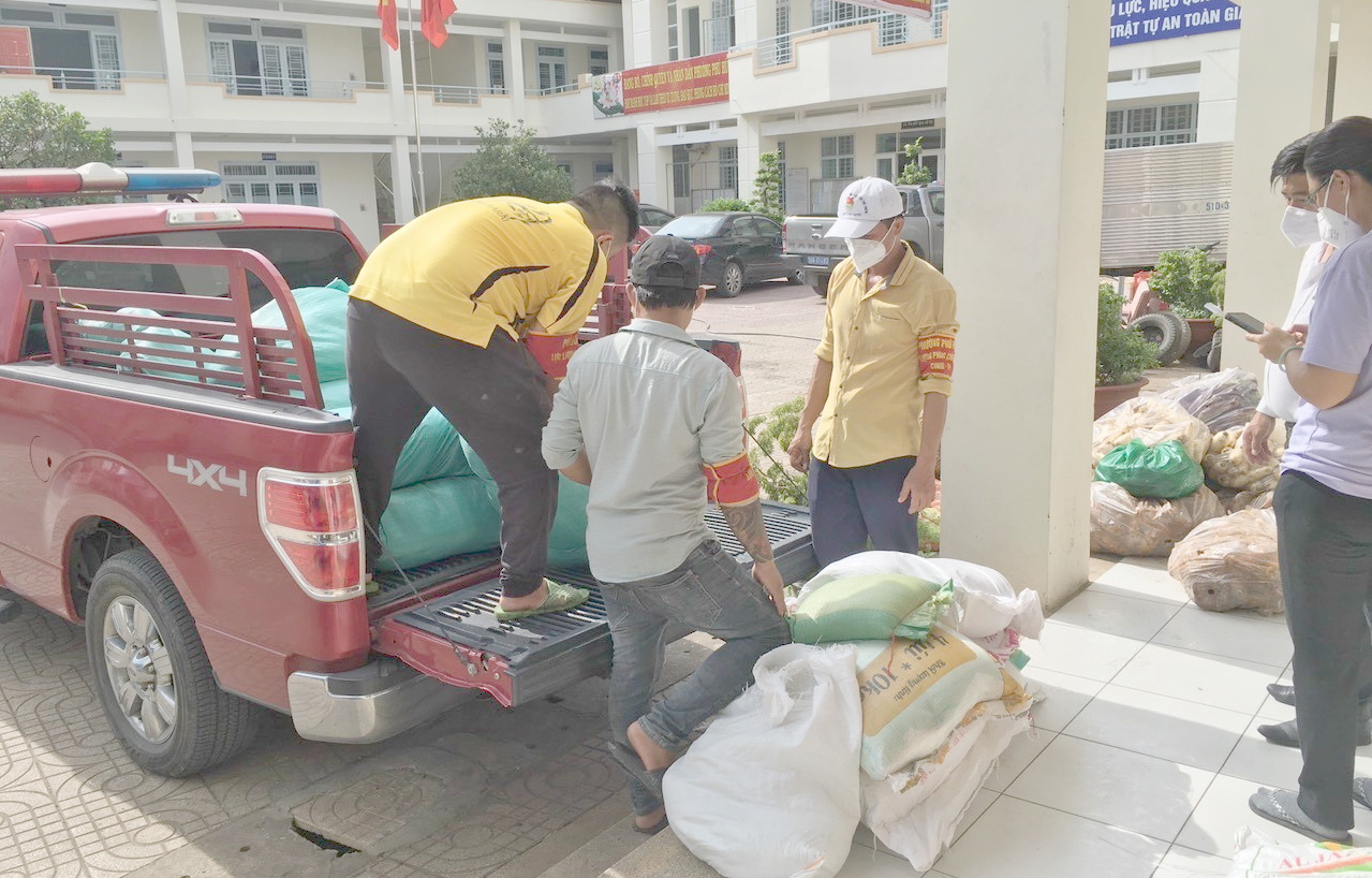 “Chuyến xe vạn nghĩa tình” từ An Giang đến với người lao động ở Bình Dương - Ảnh 2.