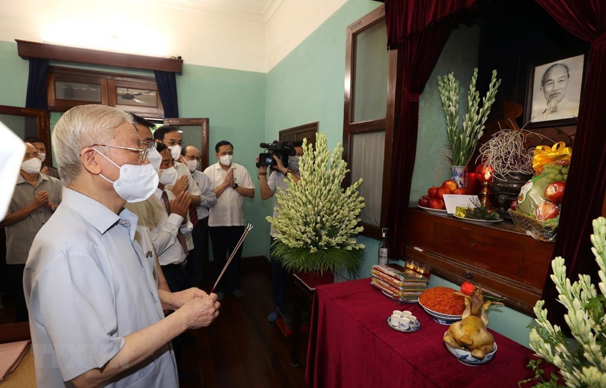 Tổng Bí thư Nguyễn Phú Trọng dâng hương tưởng niệm Chủ tịch Hồ Chí Minh