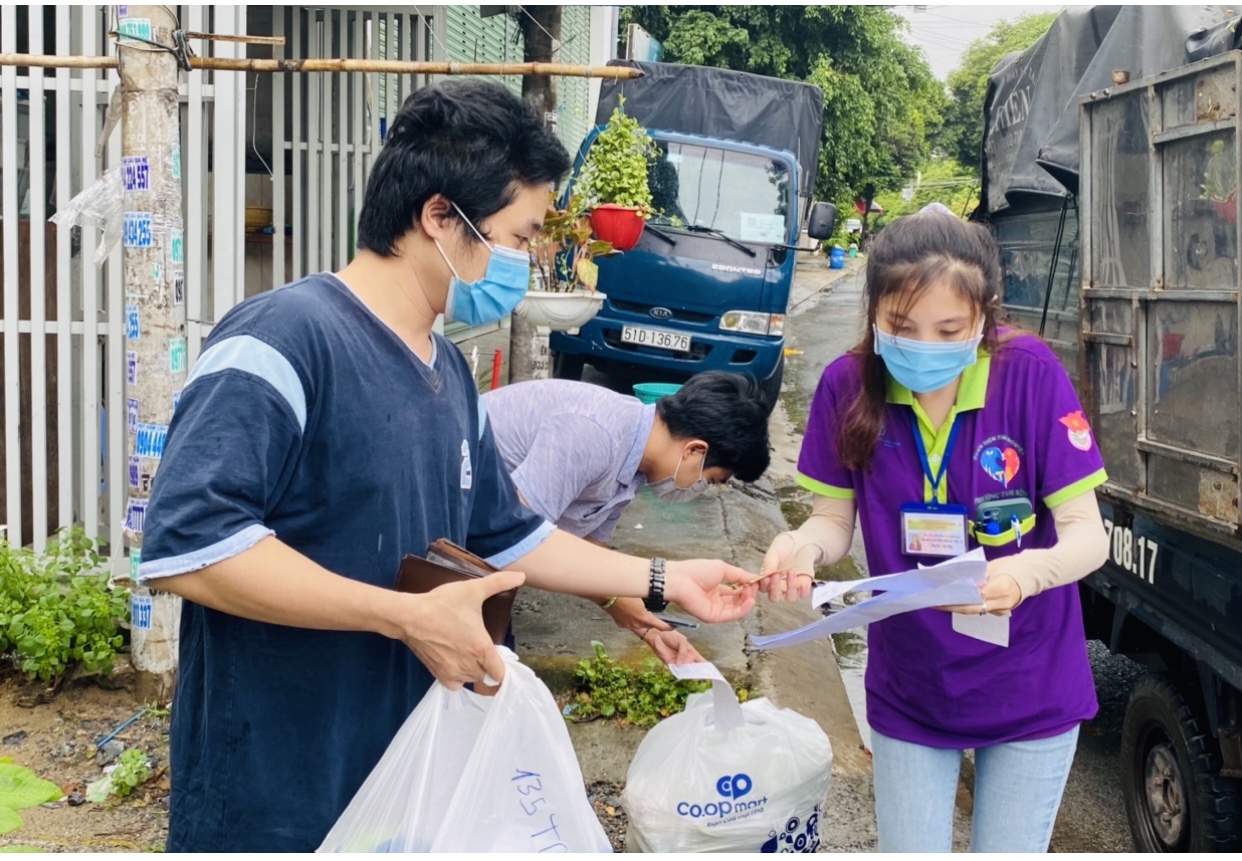 H&igrave;nh ảnh đẹp tại c&aacute;c con hẻm nhỏ ở TP HCM ng&agrave;y 2-9 - Ảnh 11.