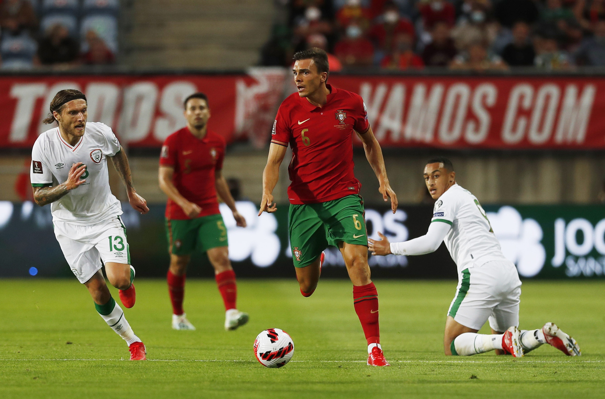 6 ph&uacute;t b&ugrave;ng nổ, Ronaldo từ tội đồ th&agrave;nh kỷ lục gia thế giới - Ảnh 1.