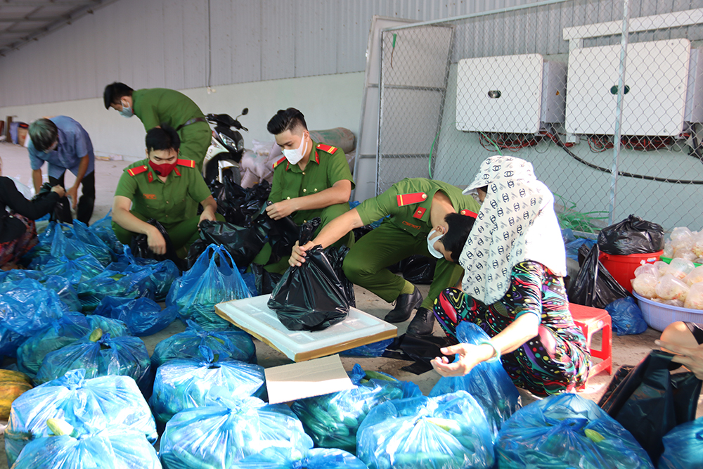 “Chuyến xe vạn nghĩa tình” từ An Giang đến với người lao động ở Bình Dương