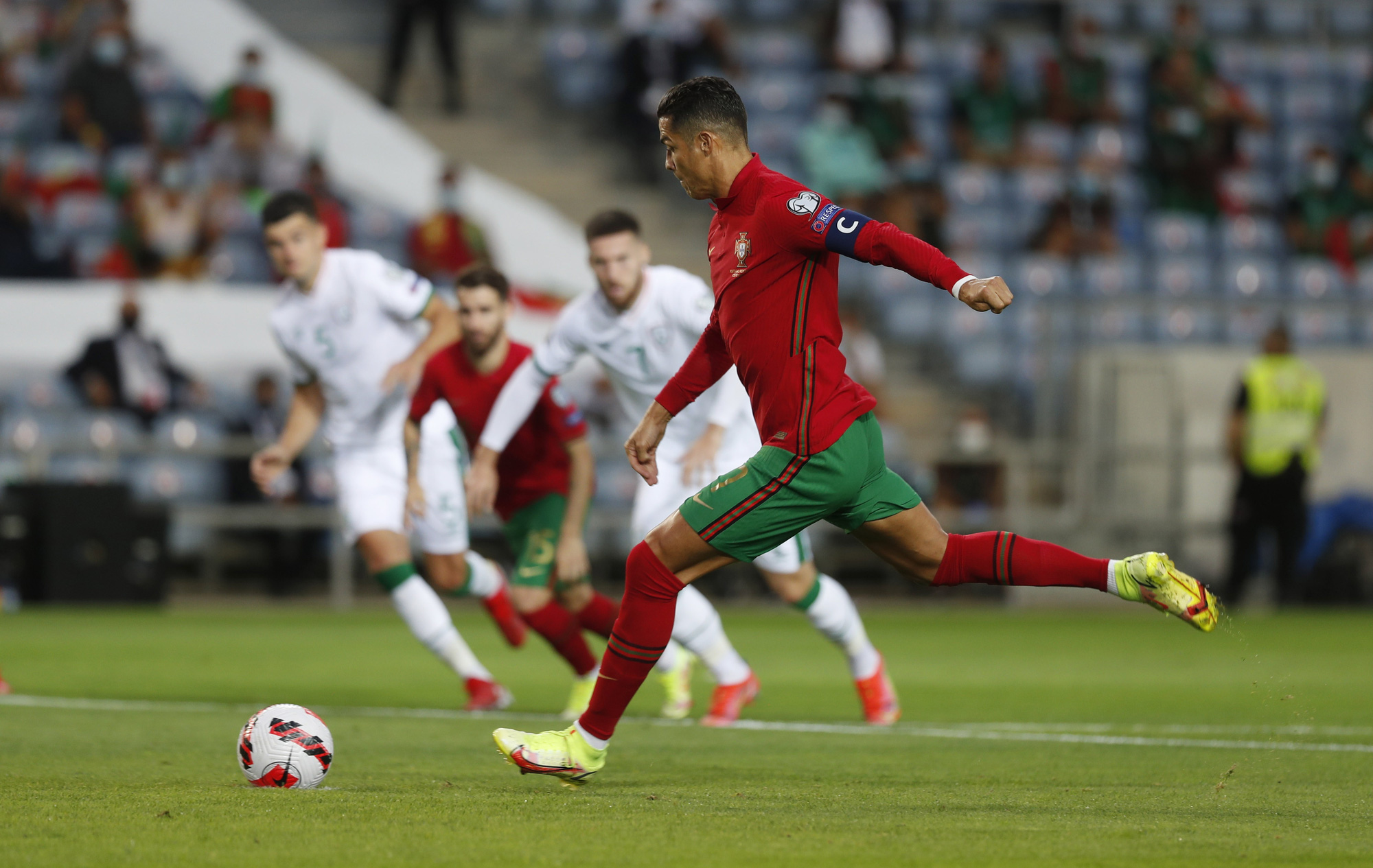 6 ph&uacute;t b&ugrave;ng nổ, Ronaldo từ tội đồ th&agrave;nh kỷ lục gia thế giới - Ảnh 2.