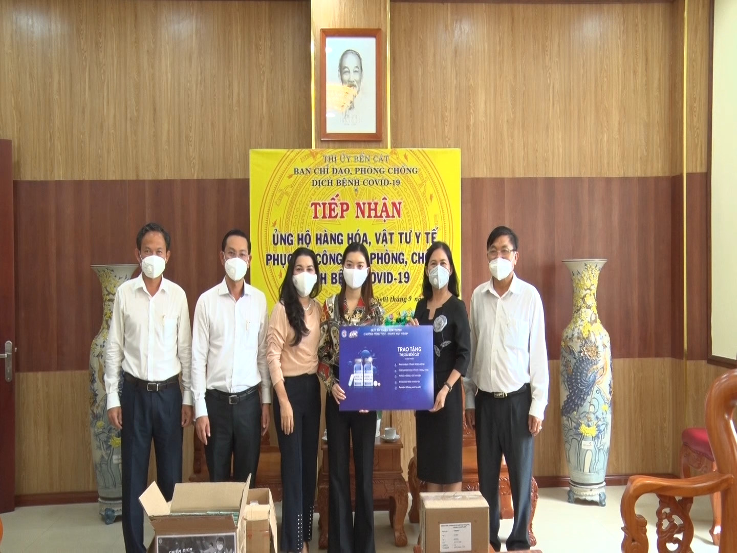 Quỹ Từ thiện Kim Oanh tặng 1500 túi thuốc an sinh cho bệnh nhân mắc Covid-19.