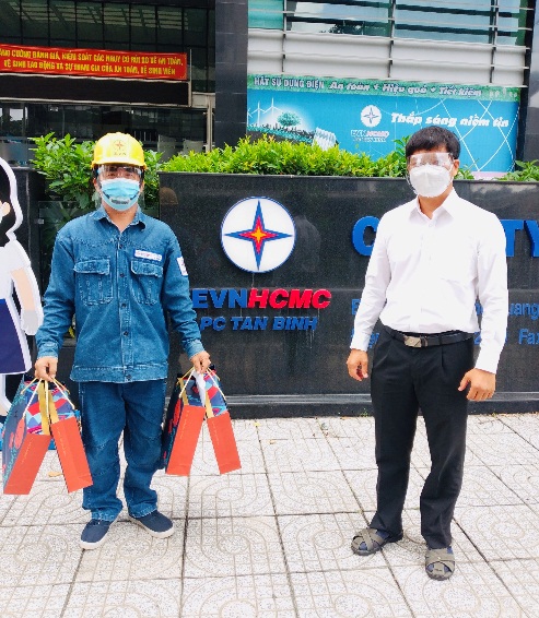 L&atilde;nh đạo EVNHCMC thăm hỏi c&ocirc;ng nh&acirc;n trực vận h&agrave;nh hệ thống điện - Ảnh 2.