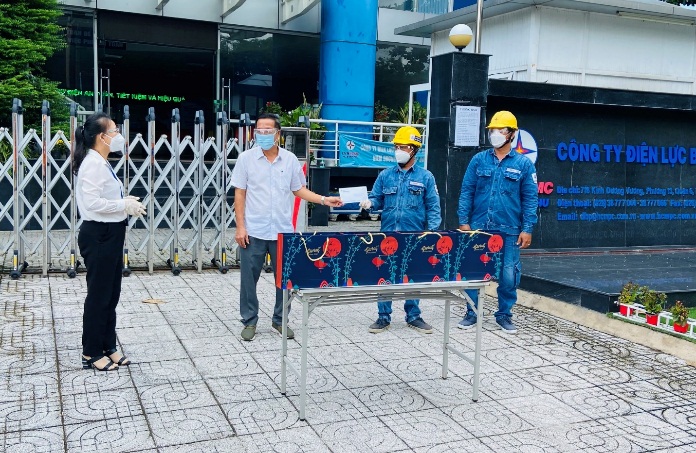 L&atilde;nh đạo EVNHCMC thăm hỏi c&ocirc;ng nh&acirc;n trực vận h&agrave;nh hệ thống điện - Ảnh 3.