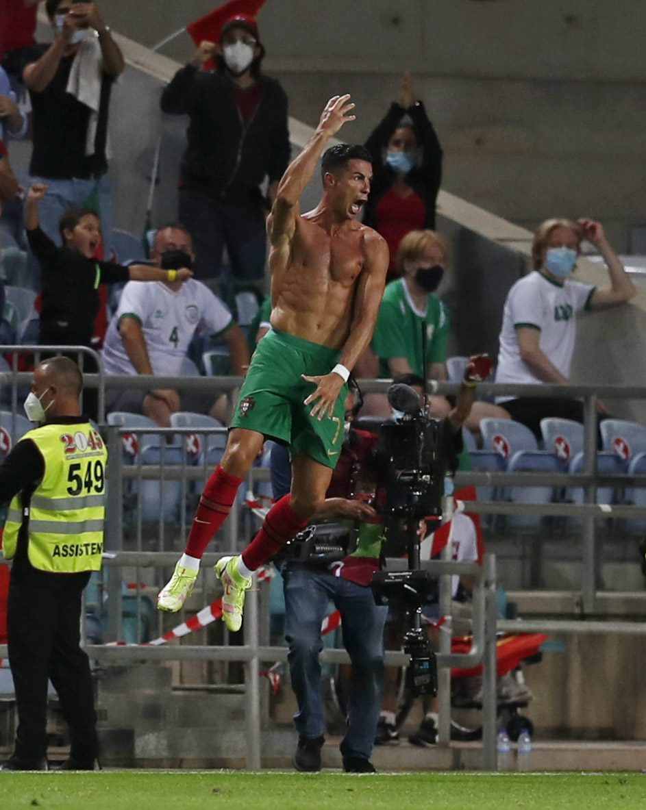 6 ph&uacute;t b&ugrave;ng nổ, Ronaldo từ tội đồ th&agrave;nh kỷ lục gia thế giới - Ảnh 7.