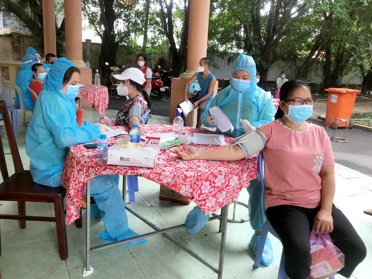 B&igrave;nh Dương: Bắt tạm giam nh&acirc;n vi&ecirc;n giữ xe, b&aacute;c sĩ ti&ecirc;m vắc-xin để trục lợi - Ảnh 1.