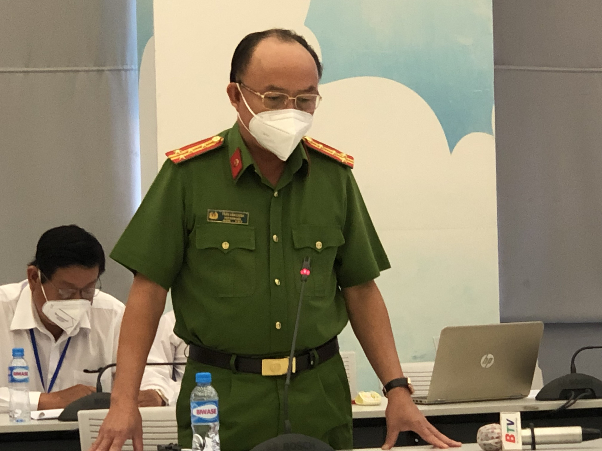 B&igrave;nh Dương: Khởi tố tổ ph&oacute; kiểm so&aacute;t dịch phường B&igrave;nh An, tạm giữ 2 kẻ l&agrave;m giả hồ sơ ti&ecirc;m vắc-xin - Ảnh 1.