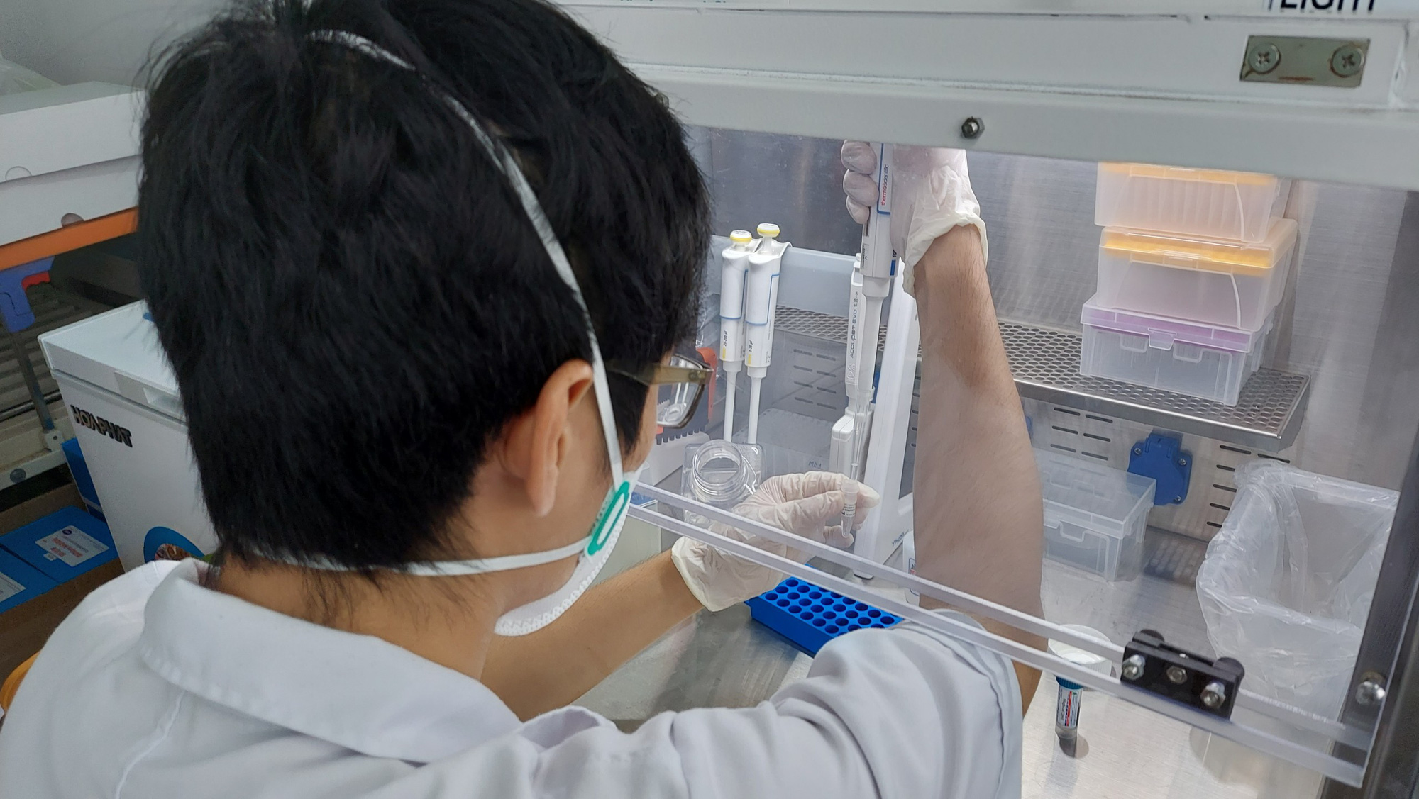 Xe xét nghiệm lưu động hỗ trợ TP Thủ Đức thu hẹp vùng đỏ, cam - Ảnh 2.
