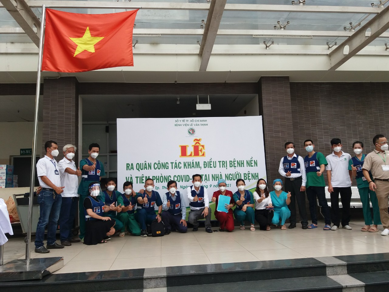 TP HCM: Đến tận nh&agrave; d&acirc;n ti&ecirc;m vắc-xin Covid-19, kh&aacute;m bệnh, cấp thuốc - Ảnh 1.