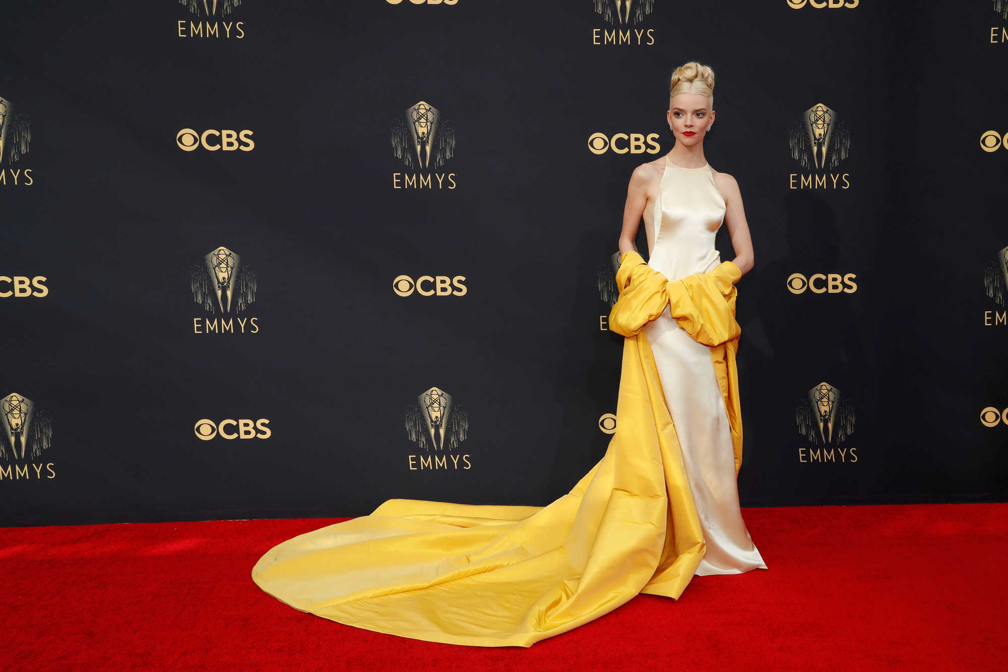Những bộ đầm rạng ngời tr&ecirc;n thảm đỏ Lễ trao Giải Emmy 2021 - Ảnh 1.