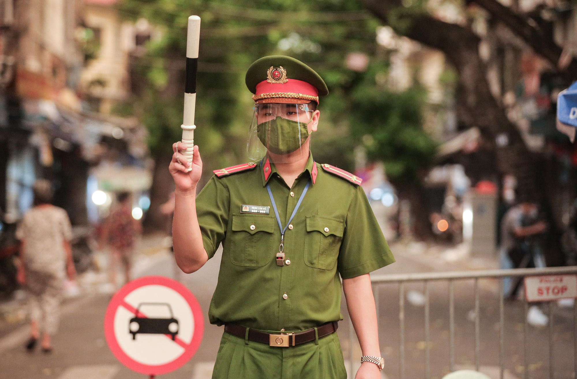 CLIP: Lập chốt chặn hai đầu phố H&agrave;ng M&atilde;, kiểm so&aacute;t người mua b&aacute;n mặt h&agrave;ng trung thu - Ảnh 3.
