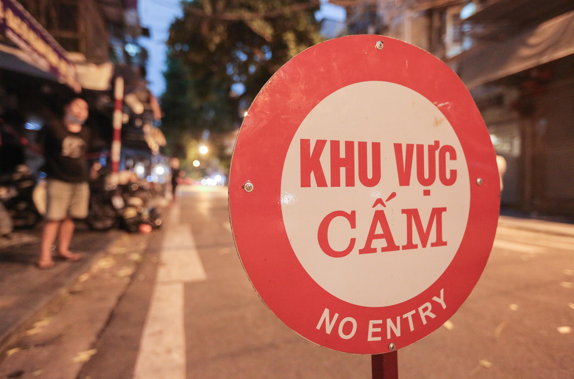 CLIP: Lập chốt chặn hai đầu phố H&agrave;ng M&atilde;, kiểm so&aacute;t người mua b&aacute;n mặt h&agrave;ng trung thu - Ảnh 4.