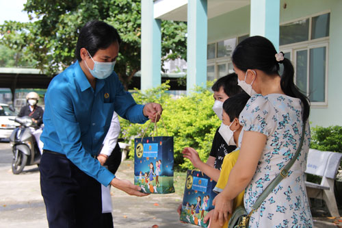 Đà Nẵng: Tặng quà Trung thu cho con công nhân