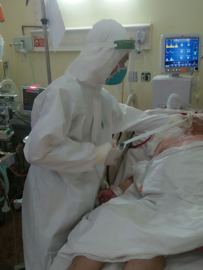 F0 đút ăn cho bệnh nhân Covid-19 - Ảnh 1.