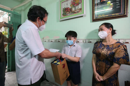 B&iacute; thư Th&agrave;nh ủy TP HCM thăm trẻ mồ c&ocirc;i cha, mẹ v&igrave; Covid-19 - Ảnh 5.