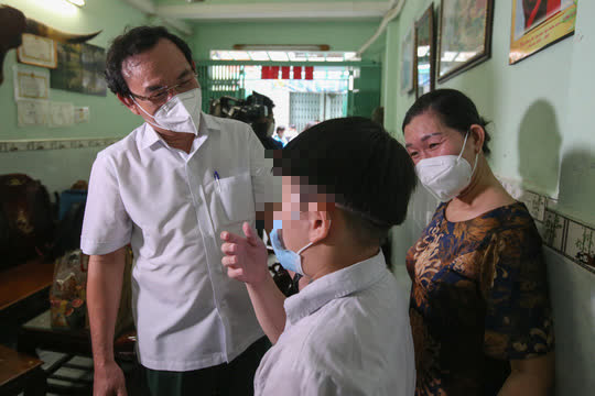 B&iacute; thư Th&agrave;nh ủy TP HCM thăm trẻ mồ c&ocirc;i cha, mẹ v&igrave; Covid-19 - Ảnh 4.